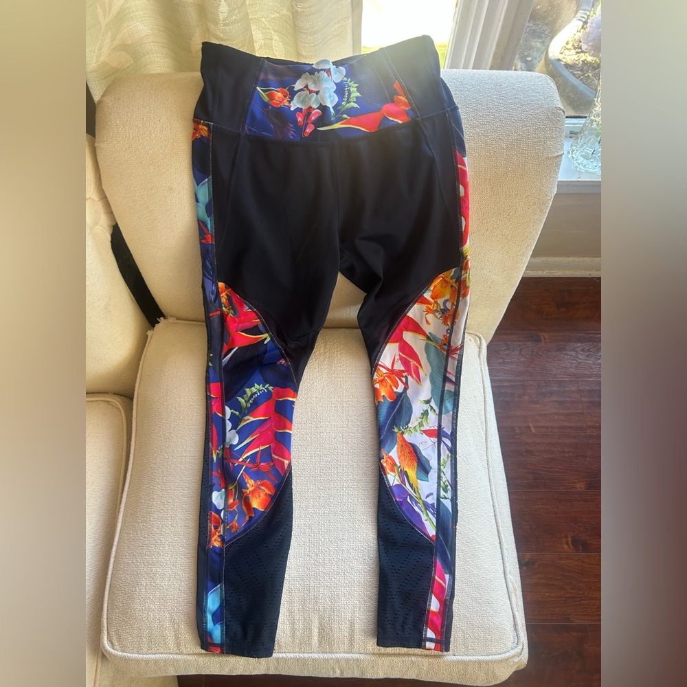 Athleta Tropical Precision 7/8 tights Size Small